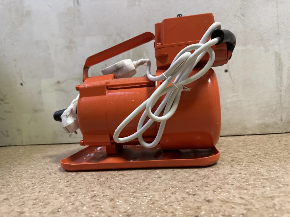 Вибратор 1.4кВт ИВ-117 "Россия" 220W 50Гц